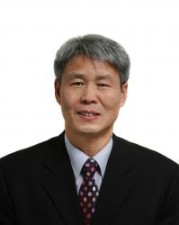 Portrait of Francis Choonho Lee, Associate Broker.
